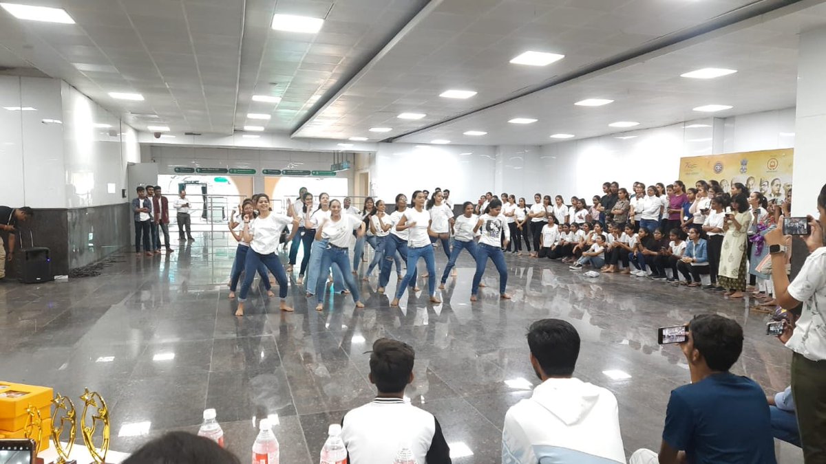 MetroRailNagpur's tweet photo. On the occasion of International Women's day,#NagpurMetro conducted Inter College #Flash_Mob competition at Band Stand area of Sitabuldi Interchange Metro Station. Students actively participated in this competition and gave wonderful performances focussing on #women_empowerment + https://t.co/SOou6ZOyI9