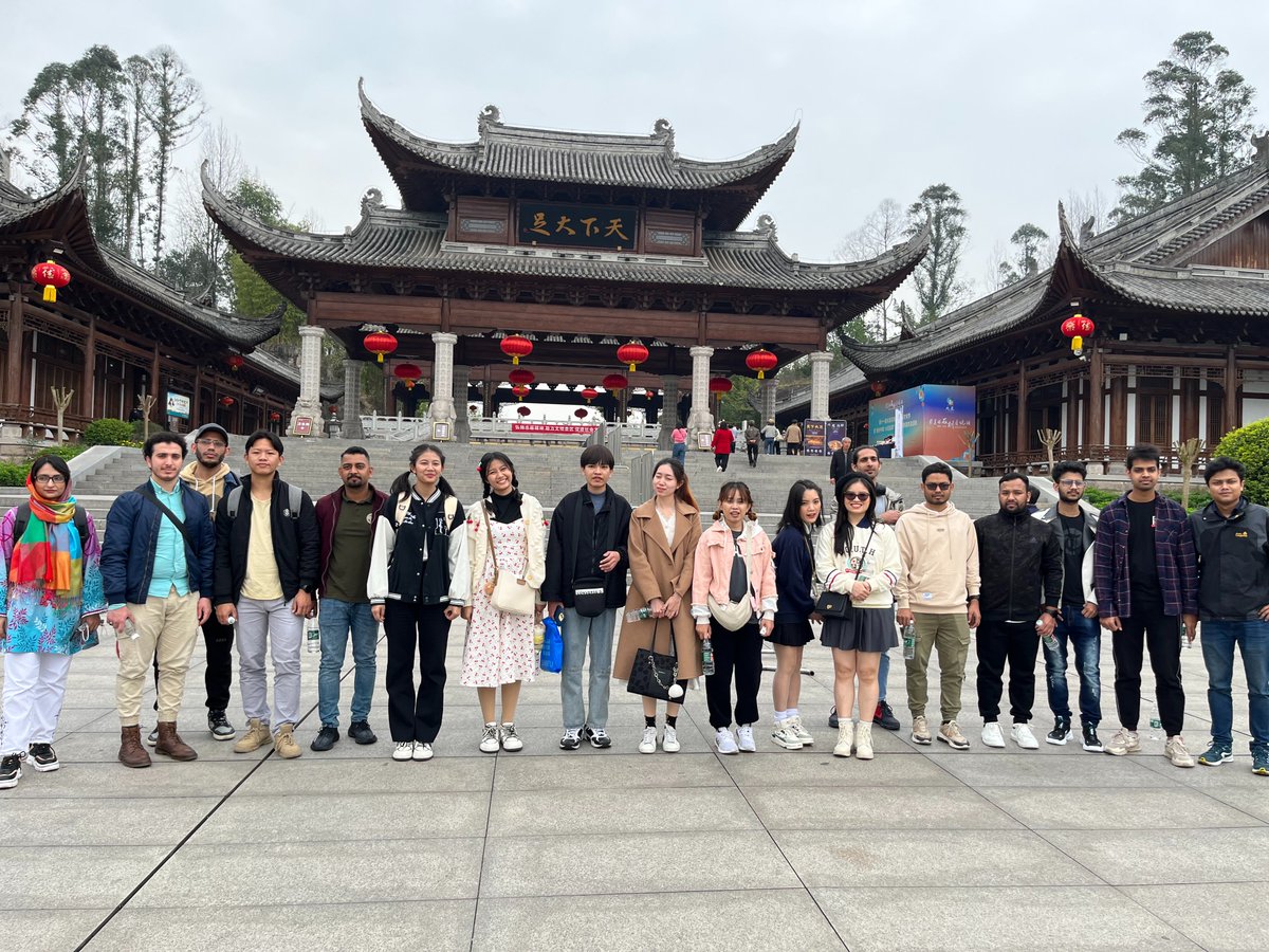 ChongqingDazu's tweet image. An exciting day for international students as they explore the stunning Dazu Rock Carvings and Cultural and #Creative Park.🌞 Students from #Thailand and other countries are captivated by the intricate carvings and modern artwork on display. #CQU #CQUPT #Chongqing 😊