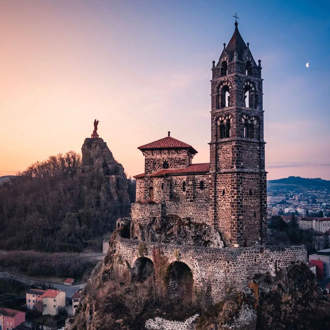 LMPositif's tweet photo. 🇫🇷 Superbe photo du rocher Saint-Michel d’Aiguilhe au lever du jour en Auvergne-Rhône-Alples ! Très bonne journée à tous ! ☀️🍀

📸 frenchexploreur https://t.co/FuLRLtE2RP