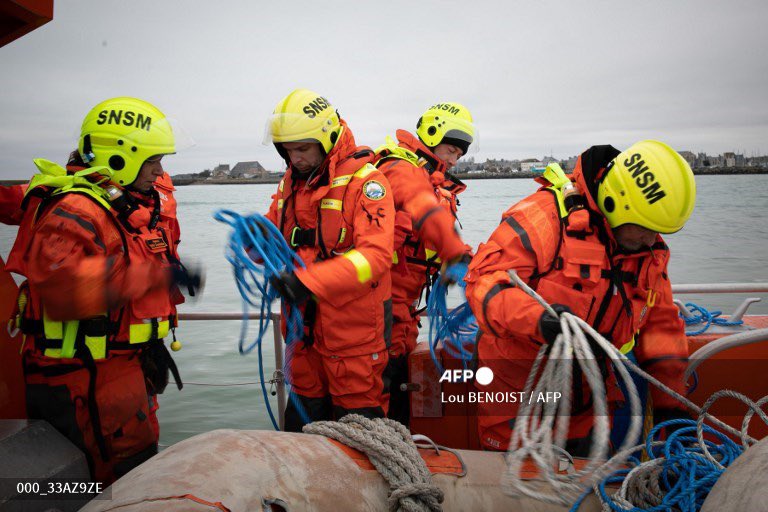 LouBenoiste's tweet photo. Pour @afpfr @AFPphoto les @SauveteursenMer en formation @SVLH_VP19 #snsm #normandie https://t.co/B0LYDfOcbz