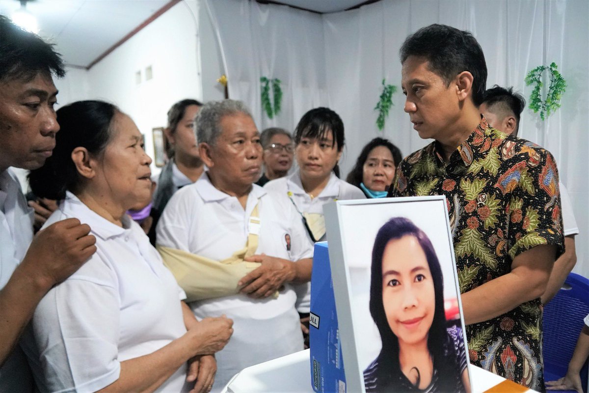 #RilisSehat

Menkes Berbelasungkawa ke Keluarga Mendiang dr. Mawar di Makassar <a href="/KemenkesRI/">Kementerian Kesehatan RI</a> 

sehatnegeriku.kemkes.go.id/baca/umum/2023…