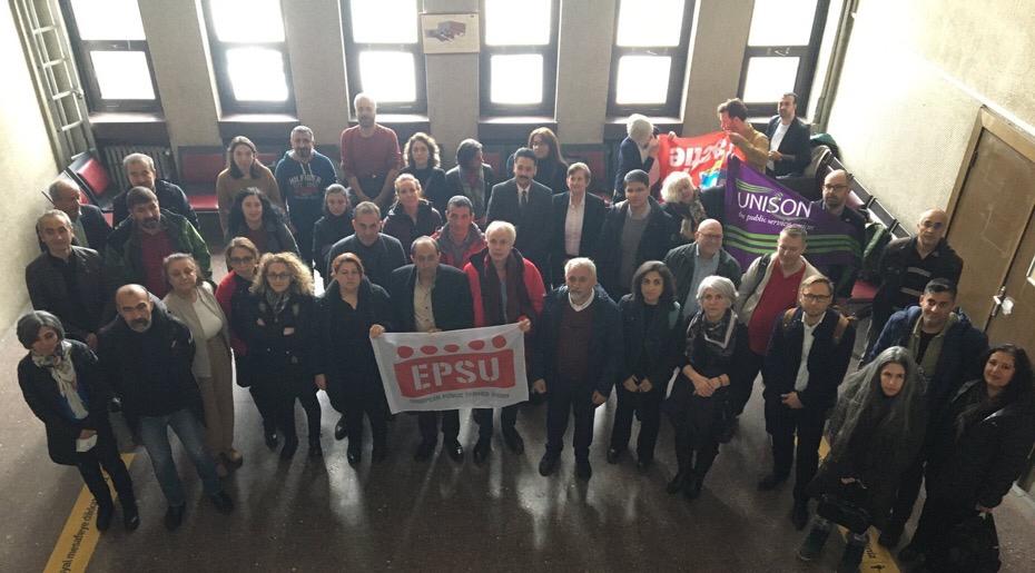 SES Genel Kadın Sekreterimiz Selma Atabey ve önceki dönem SES Eş Genel Başkanımız Gönül Erden’in tutuklu olduğu, eski yöneticilerimizin ise adli kontrol altında bulunduğu dava için Ankara Adliyesindeyiz. #HukuksuzlukSonaErsin Selma Atabey ve Gönül Erden serbest bırakılsın!