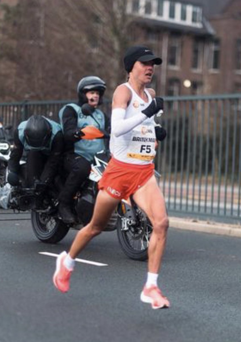 ¡ENHORABUENA NIENKE! La mujer récord de <a href="/ZegamaAizkorri/">Zegama Aizkorri</a> , Nienke Brinkman, se superó ayer a sí misma también sobre el asfalto
🥇 y MMP Media Maratón en La Haya (1.07.44)

Así la vimos volar en Zegama 2022 👉  carrerasdemontana.com/2022/05/29/zeg…

#carrerasdemontaña 📸 <a href="/sethprofet/">Seth</a>