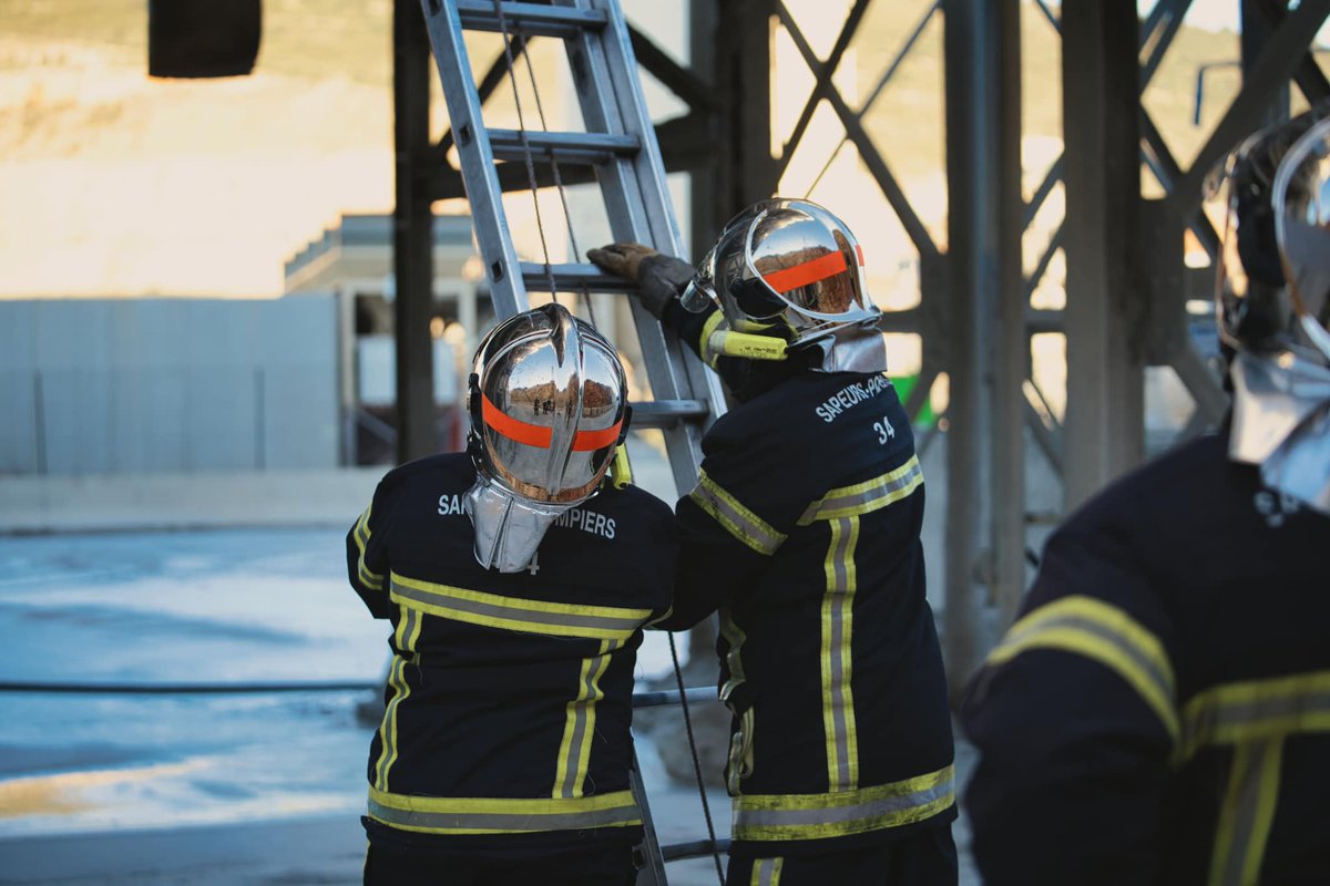 PompiersHerault's tweet photo. #Formation|| Ce we les Sapeurs-#Pompiers de l'#Hérault du CS de #Mireval ont manœuvré sur les thèmes de:
⏭️L'échelle à coulisse
⏭️Le lot de sauvetage et de protection contre les
chutes #LSPCC
Travailler sans relâche pour parfaire les techniques de sauvetage https://t.co/EQ4iehvPF3