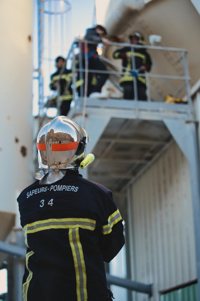 PompiersHerault's tweet photo. #Formation|| Ce we les Sapeurs-#Pompiers de l'#Hérault du CS de #Mireval ont manœuvré sur les thèmes de:
⏭️L'échelle à coulisse
⏭️Le lot de sauvetage et de protection contre les
chutes #LSPCC
Travailler sans relâche pour parfaire les techniques de sauvetage https://t.co/EQ4iehvPF3
