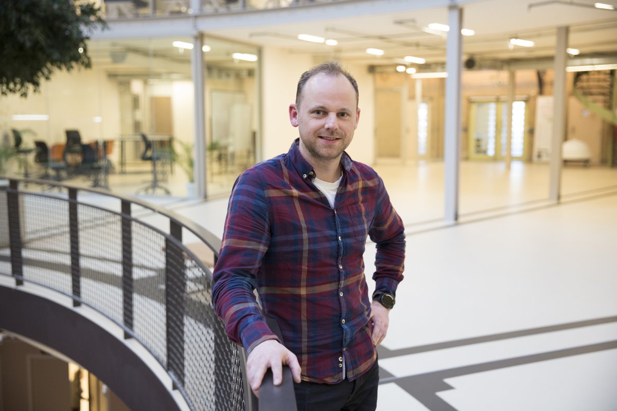 Dunamare's tweet image. Rob Hartman (36) zette zijn eerste stappen in het onderwijs op het Maritiem College IJmuiden (MCIJ). Dertien jaar later werkt hij nog steeds met veel plezier op het MCIJ/TCV. Inmiddels niet meer als docent, maar in de rol van adjunct-directeur. Lees meer: dunamare.nl/nieuws/wanneer…