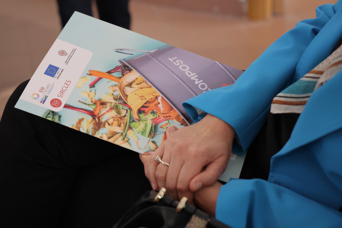 ConsorzioCIC's tweet photo. “Questo progetto ci ha obbligato a dire che la vera economia circolare è anche quella che ha un risvolto sociale” 🤝♻️
@lellamiccolis, Presidente @CompostCIC, sintetizza così il @SirclesProject 

Il racconto dell'evento finale qui ⬇
https://t.co/3Grf9GK9Ca https://t.co/1rgiiYh1zx
