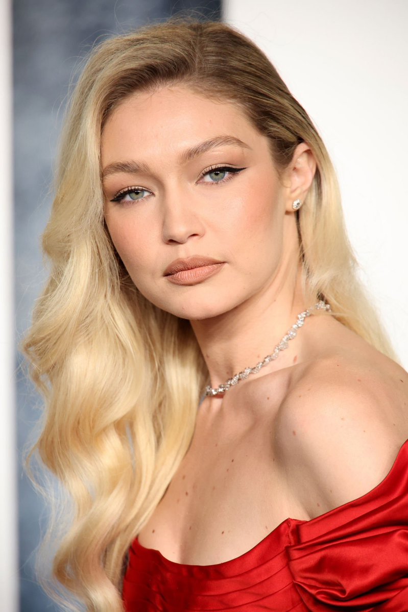 thehadidsource's tweet image. Gigi Hadid at the Vanity Fair’s Oscars After Party ❤️‍🔥