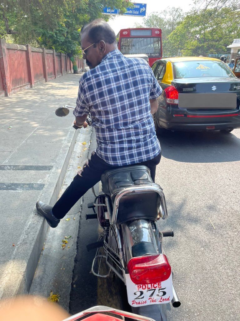 amejam16's tweet photo. No helmet + number plate proclaims police. 
Outside Anna University 13.3.2023 time : 10:01am 
proceeds to verbally abuse upon asking for his helmet 
@ChennaiTraffic 

number plate : TNB 275 https://t.co/EePNGCNoN7