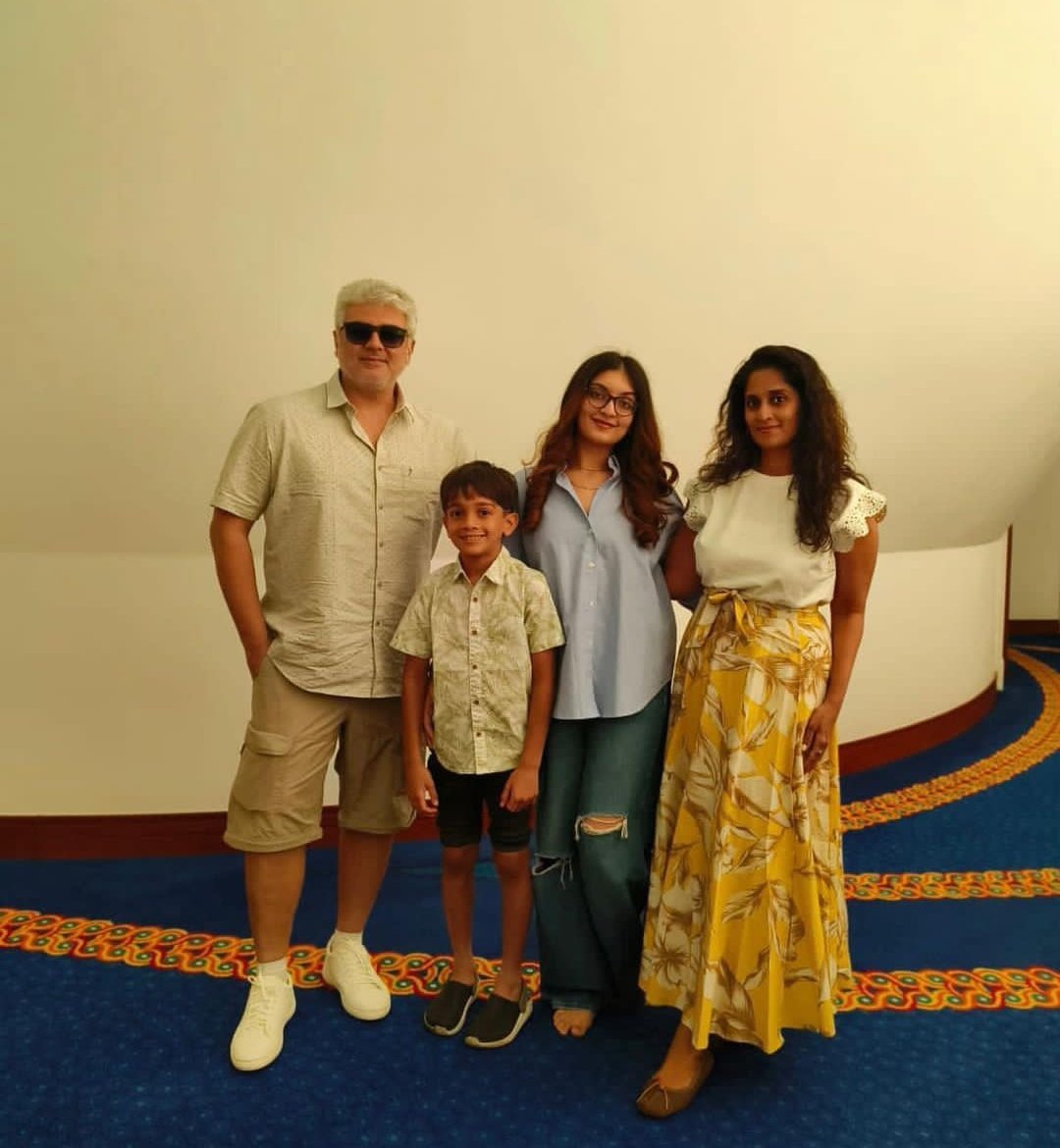 AjithFansUniv's tweet photo. Exclusive Pics Of #Ajith Sir Family &amp; #ShaliniAjith Mam With Thala 😍💞.

#Thunivu | #AjithKumar | #AK62 https://t.co/FWZR3rHiWO