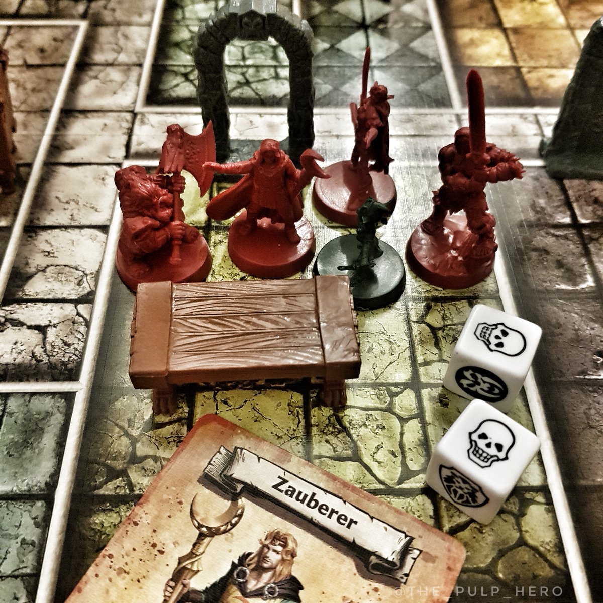 Könnte durchaus sein, dass mir die beste Ehefrau der Welt zum heutigen Geburtstag eine Zeitreise in Spielform geschenkt hat ... und dass mein Zauberer zuerst den Endgegner besiegt hat und dann von einem einzelnen umzingelten Goblin dahingemeuchelt wurde. 🤣
#HeroQuest #pnpde #osr