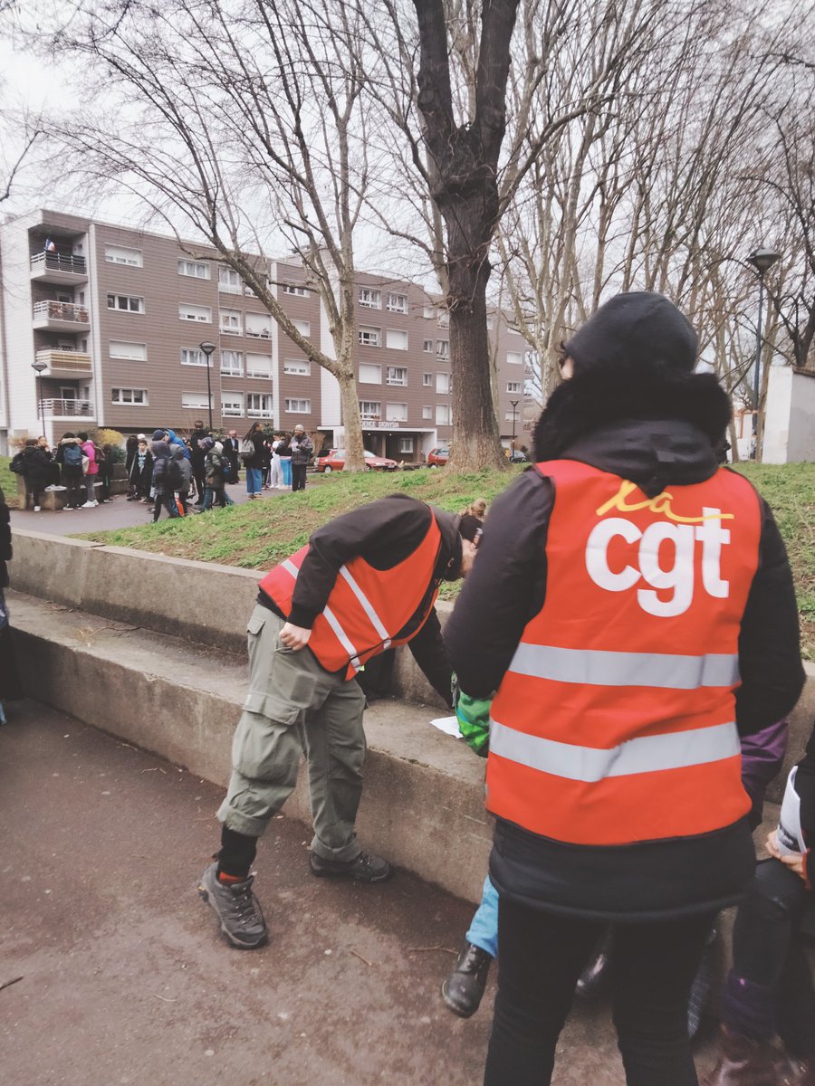 DAVISenlutte's tweet photo. Tractage aux parents ce matin devant les écoles Hugo et Balzac avec l'AG interpro✊
🔴Appel à la grève/manifestation mercredi 15 mars
🔴 Fête des grévistes au Campus @Condorcet_mob ce vendredi 17 mars 18h

On lâche rien
@snesfsu93 @CGTEducCreteil @SudEducation93 @AGEducationIdF https://t.co/G3Eqr0fJoy