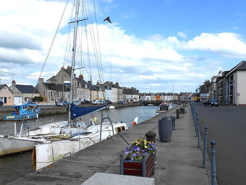 Geoconfluences's tweet image. « Dévitalisation et revitalisation des villes petites et moyennes en Normandie » par Quentin Brouard-Sala, @Universite_Caen et @UnivAngers 
geoconfluences.ens-lyon.fr/informations-s…
#Géo3e #Géo1re #GéoCAP #Géo1rePro #CapesHG #AgregGéo #PopulationPeuplement #agregHG
illustration : Isigny, QBS 2020.