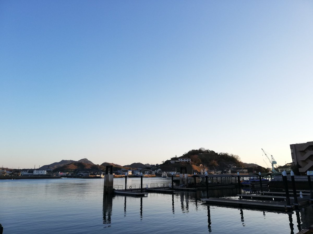 2023.3.13 17:45。ONOMICHI SHAREの前から撮影した尾道水道の様子です。昨日の夜中の雨で霞も取れたのか、おだやかな夕空になりました。