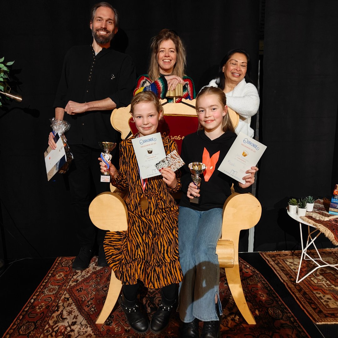 Afgelopen vrijdag was het zover; de regionale finale van de #Voorleeswedstrijd !Na een spannende middag kon de #jury de #winnaars bekend maken.
Maerle Verstijnen en Julia Beekhuizen mogen zich de regionale voorleeskampioenen van #Enschede noemen. Van harte gefeliciteerd dames!