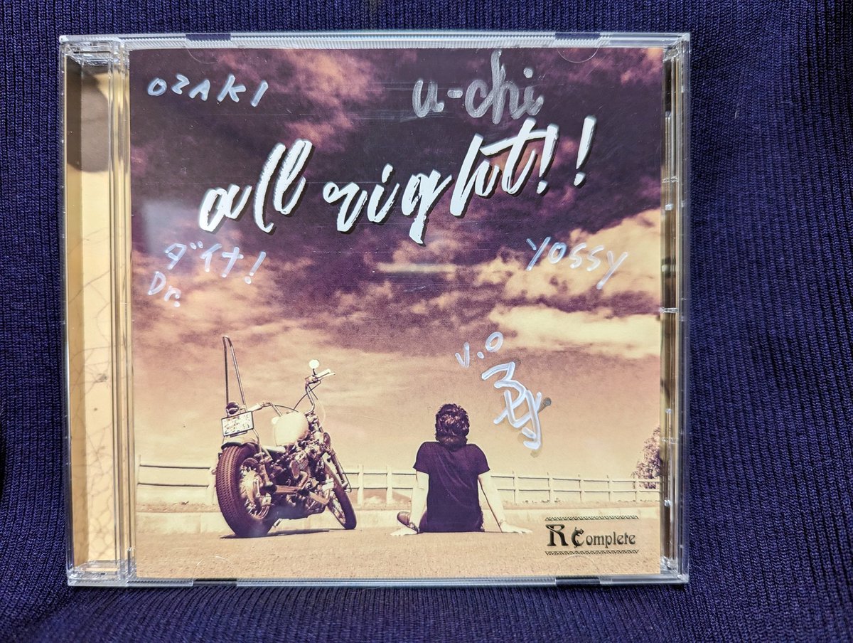ha0yek3gbhlMYpE's tweet photo. 開局２３周年ミュージックフェアへのメッセージで送られてきた大好きなR CompleteのCD‼️まだ持ってなくて次にライブ行けたら買おうと思ってたから今日から聞きまくりでーす😁メンバーのサイン入りで🤩
いろいろとありがとうございました🙇‍♀　コッコさんもありがとー👍
#アップルウェーブ #RComplete https://t.co/8CCGLF8pmQ