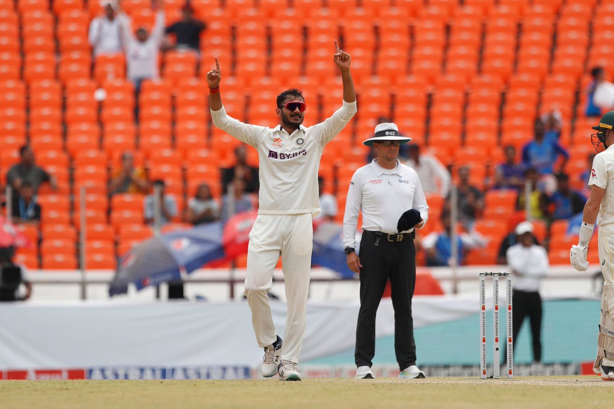 𝔹𝕒𝕡𝕦 𝕥𝕒𝕣𝕚 𝔹𝕠𝕨𝕝𝕚𝕟𝕘 𝕜𝕒𝕞𝕒𝕝 𝕔𝕙𝕖! 👌

5️⃣0️⃣ Test wickets for Axar Patel, fastest Indian bowler (2205 balls) to reach the feat. 👏

📸: BCCI | #INDvAUS #BorderGavaskarTrophy