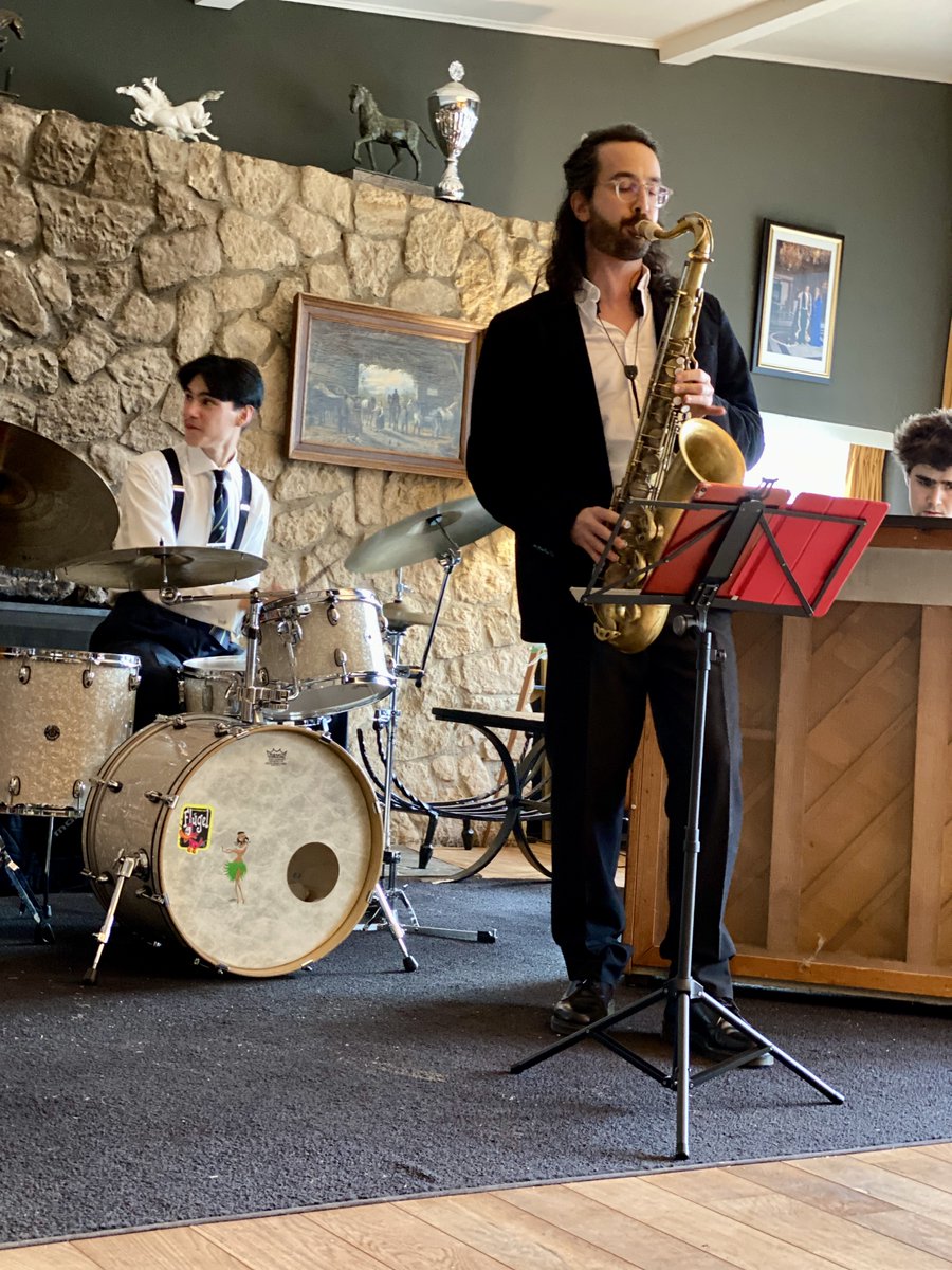 RM1837's tweet photo. Het was volle bak gisteren in de Sociëteit. Een zondagmiddag met sfeervolle muziek, een lekker drankje en goed gezelschap, wat wil je nog meer? Het Adriaan Koster Quintet speelde gisteren voor ons swingende, bekende klassiekers.
#jazz #rotterdamsemanege https://t.co/SpchdjHbxf