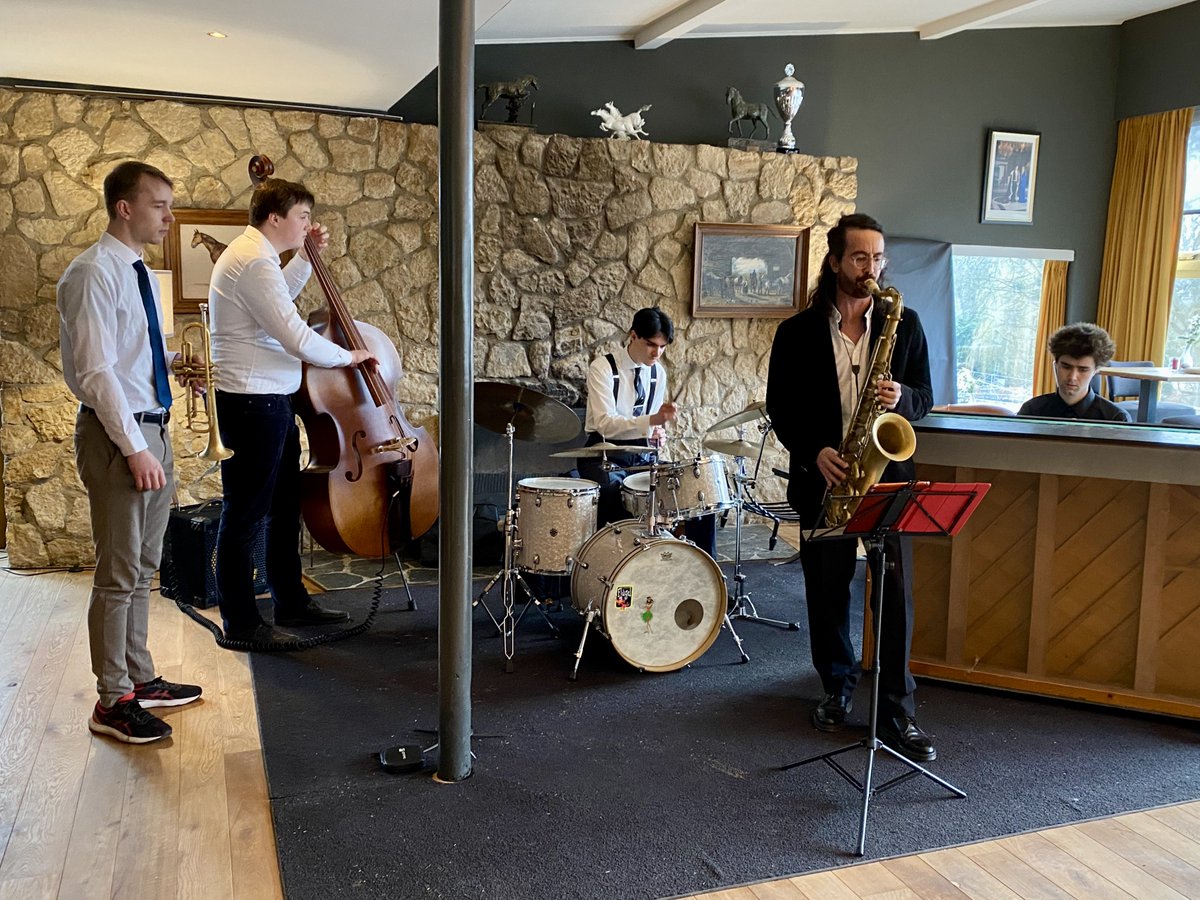 RM1837's tweet photo. Het was volle bak gisteren in de Sociëteit. Een zondagmiddag met sfeervolle muziek, een lekker drankje en goed gezelschap, wat wil je nog meer? Het Adriaan Koster Quintet speelde gisteren voor ons swingende, bekende klassiekers.
#jazz #rotterdamsemanege https://t.co/SpchdjHbxf