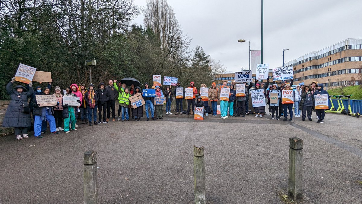 Gordon Fletcher (@gordonf) on Twitter photo The ever expanding picket at <a href="/nottmhospitals/">Nottingham University Hospitals</a> #JuniorDoctorsStrike #PayRestoration The ever expanding picket at <a href="/nottmhospitals/">Nottingham University Hospitals</a> #JuniorDoctorsStrike #PayRestoration