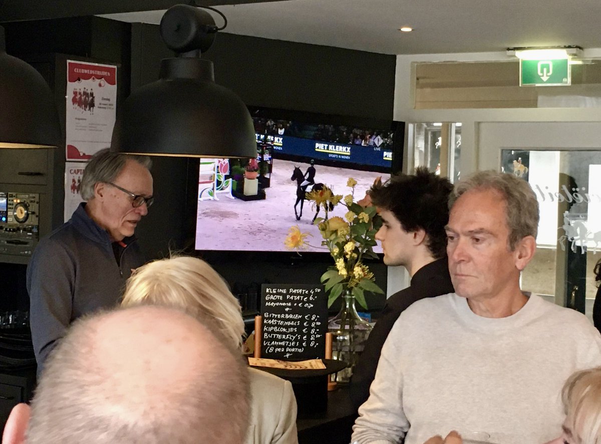 Het was volle bak gisteren in de Sociëteit. Een zondagmiddag met sfeervolle muziek, een lekker drankje en goed gezelschap, wat wil je nog meer? Het Adriaan Koster Quintet speelde gisteren voor ons swingende, bekende klassiekers.
#jazz #rotterdamsemanege