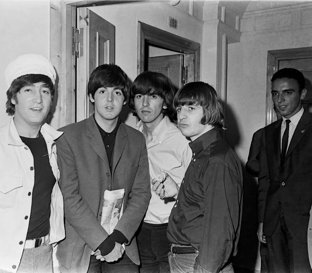 Va ser l'estiu de 1965 que els Beatles van aterrar a Barcelona. 

Sabeu qui es el personatge que está al seu costat?

Algú endevina qui és?

📆03/06/1965

📸Pérez de Rozas

<a href="/BCN_arxiu/">Arxiu Municipal de Barcelona</a>

#beatles #barcelona #historiaambcolor #colorized