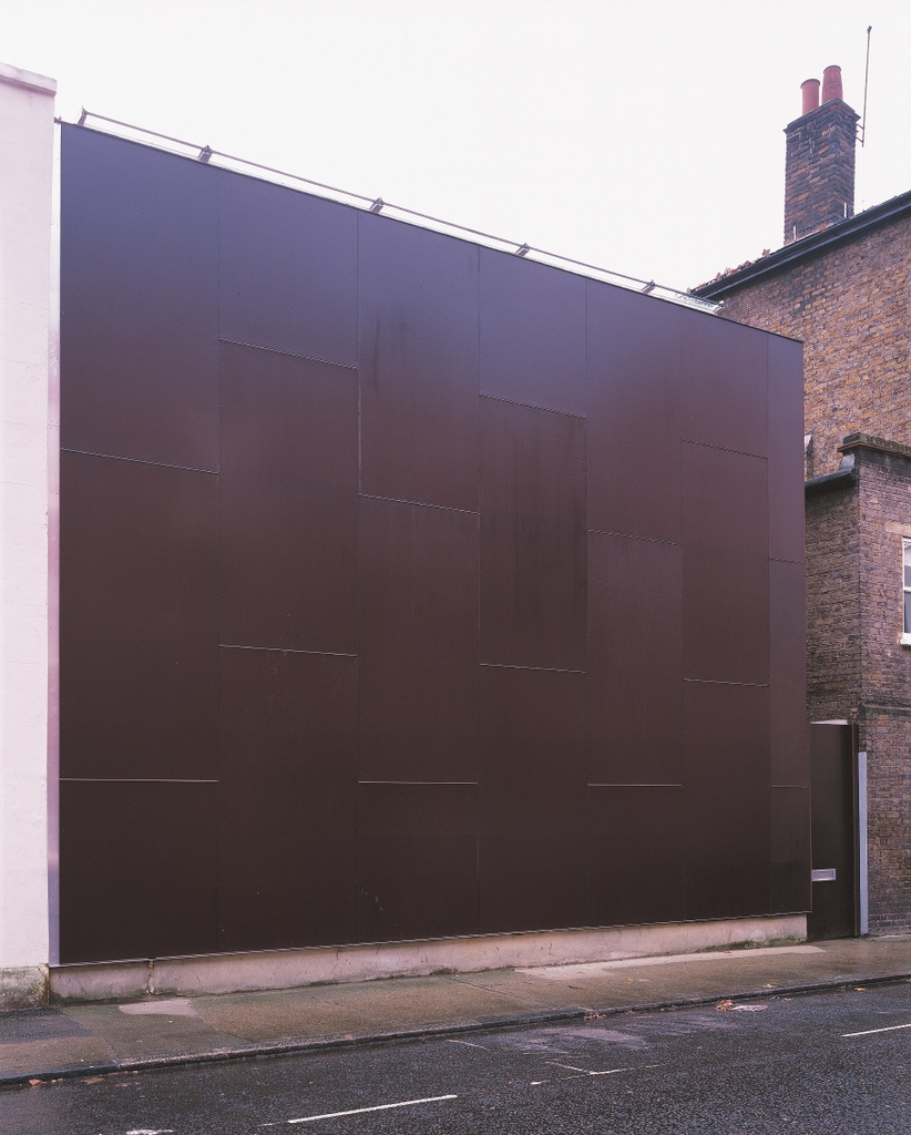 AdjayeAssoc's tweet image. Elektra House in London, UK (1999)​ was @dadjaye&apos;s first new build. It was conceived as a large-scale light box and has no conventional windows. Most of the construction is hidden from view.

#davidadjaye #adjayeassociates #architecture #design #UK #London #elektrahouse