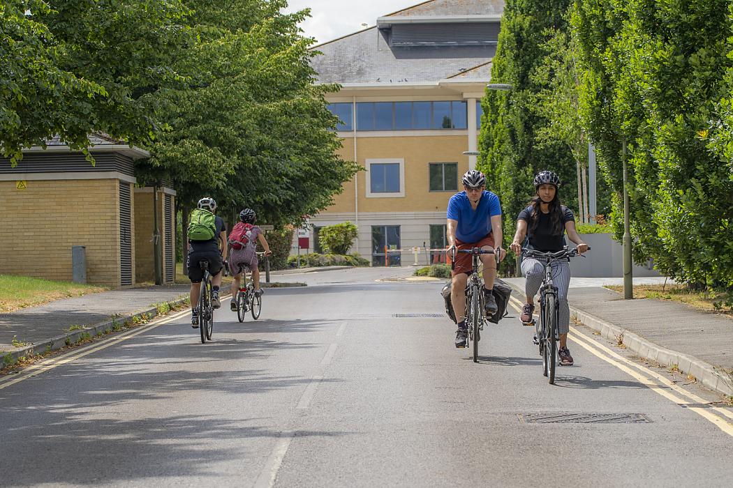 Commuting by bike has huge benefits for our health. Once you've overcome the initial hesitation to ride to work, you won't look back! In this article, we share 10 things to know about cycle commuting before getting started: ow.ly/nNLw50NaMxa #CycleFriendlyEmployer