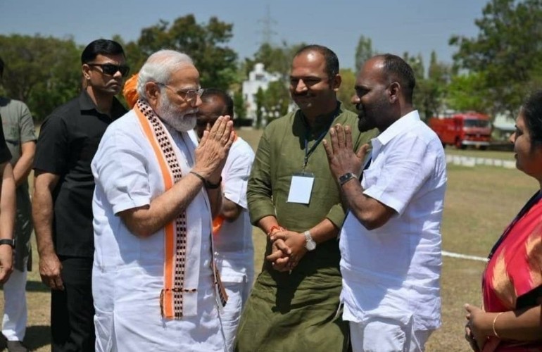 ToofanNewsHyd's tweet image. The Prime Minister of the largest Democracy meets and greets #RowdySheeter with criminal background #Fighter_Ravi, #BJP's esteemed &amp;amp; proud candidate for #Nagamangala Constituency of #Mandya, #Karnataka.
#KarnatakaElections2023 #NarendraModi #FighterRavi