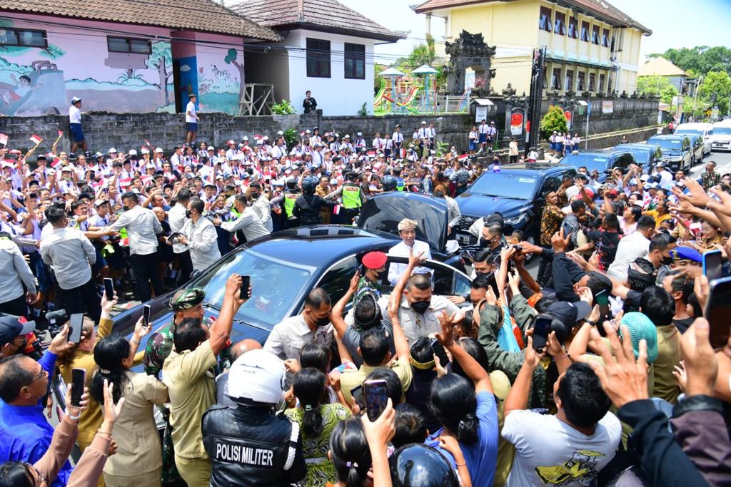 jokowi's tweet photo. Perjalanan menuju kawasan suci Pura Agung Besakih di Kabupaten Karangasem, Bali, siang ini. Terima kasih untuk sambutan dan kehangatan masyarakat Bali. https://t.co/cN4WlfG8Rv