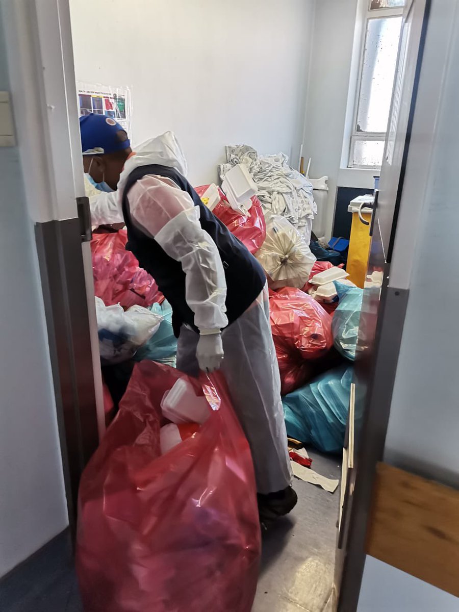 RedcrossSa's tweet image. Red Cross Free State lend a helping hand as patients are neglected due to ongoing strike.
Providing #firstAid knowledge, home based care and health and care. They are making sure that patients are being fed and that the premises are clean.#NehawuStrike