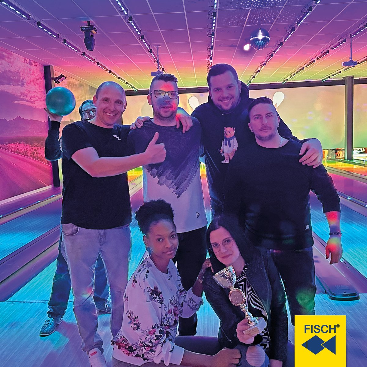 fischtools's tweet image. 𝗙𝗿𝗮𝗺𝗲𝘀, 𝗣𝗶𝗻𝘀 𝗮𝗻𝗱 𝗦𝘁𝗿𝗶𝗸𝗲𝘀 - 𝗶𝘁&apos;𝘀 𝗕𝗼𝘄𝗹𝗶𝗻𝗴-𝗧𝗶𝗺𝗲!🎳 We would like to thank our management and our works council for inviting us to the bowling tournament at Kinobowling Gleisdorf Lieboch.
The photos show that it was fun. 🤩
#teamevent #fischtools