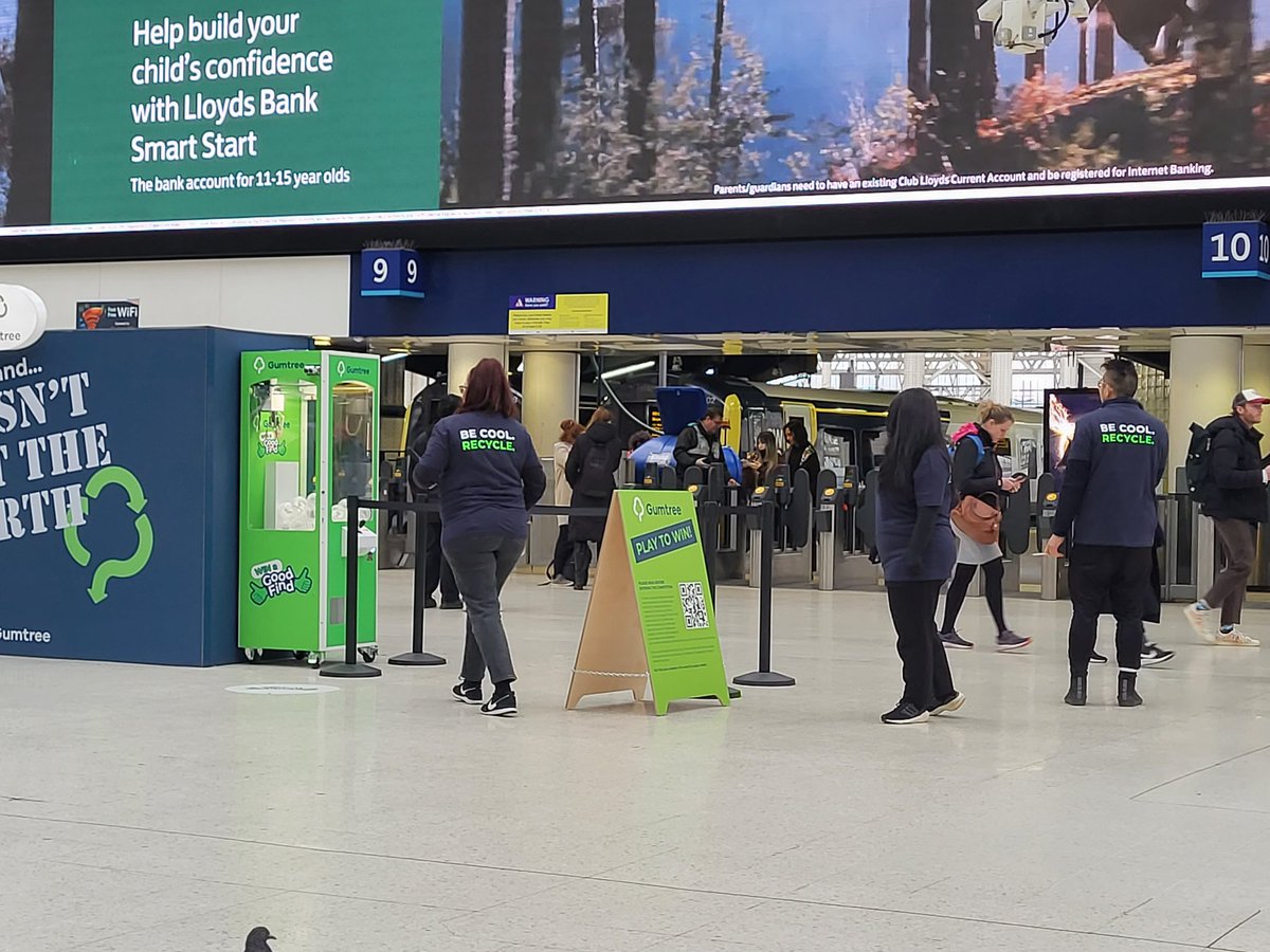 Great to see the guys from <a href="/Gumtree/">Gumtree</a> taking the #reuse message to #Waterloo Station <a href="/networkrail/">Network Rail</a> 

1st reuse reuse reuse.......
2nd recycle when you can't reuse anymore