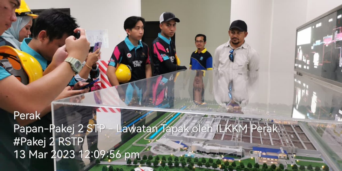 Papan2Stp's tweet photo. 2 pengajar ILKKM Sultan Azlan Shah iaitu En. Mohd Shallehen Bin Ibrahim dan En. Mazlan Bin Mansor. Pihak kami mengucapkan ribuan terima kasih diatas kunjungan ini. Semoga dengan lawatan ini dapat memberikan manfaat kepada semua pelatih yang terlibat. https://t.co/J87VX8mLyd