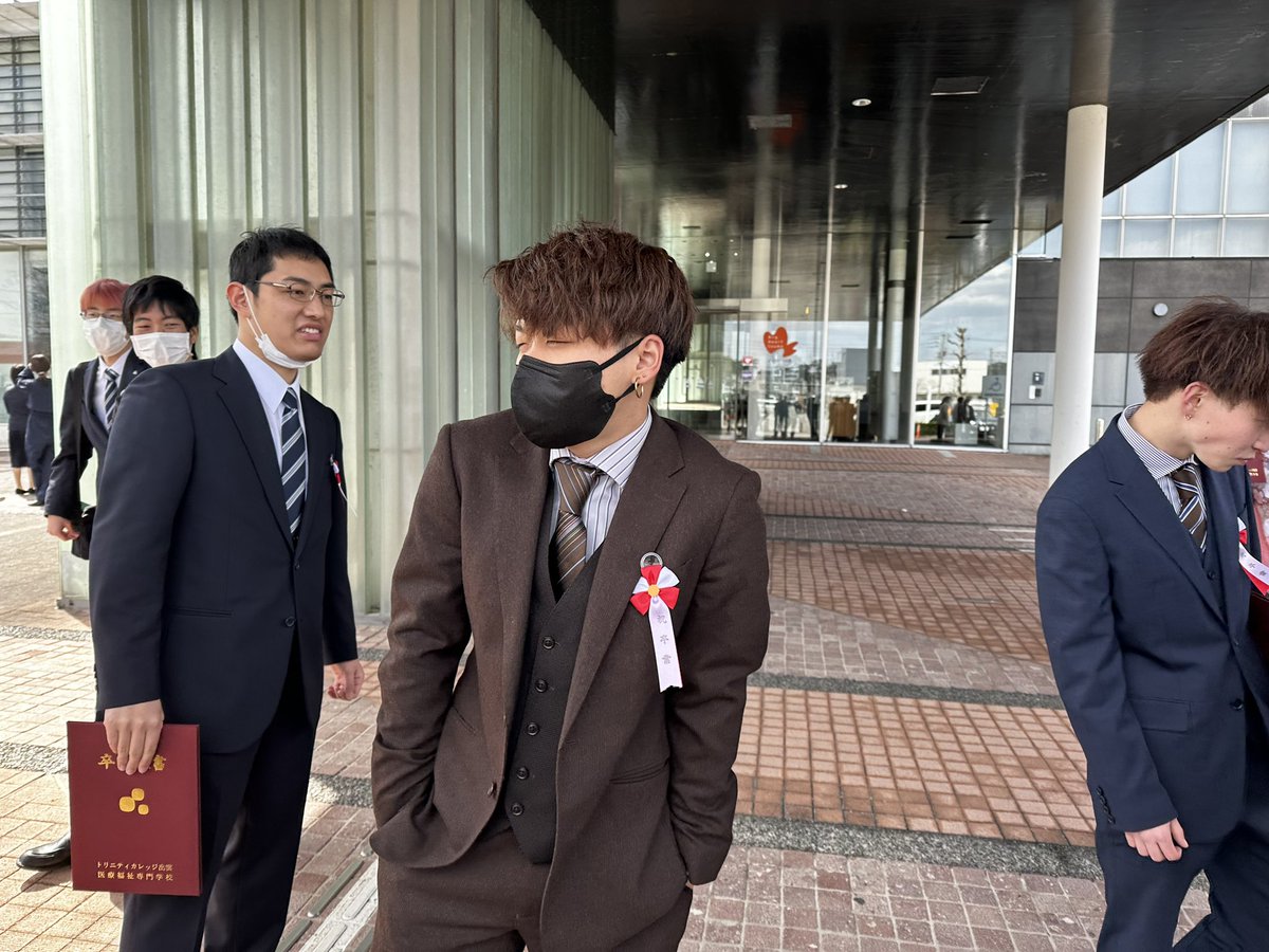 MqwRw7's tweet photo. 卒業‼︎
なんだかんだ言ってたけど気づいたら卒業気づいたら２０歳
20代は自分のやりたいこととことん挑戦します。 https://t.co/VAIrE0iHwg