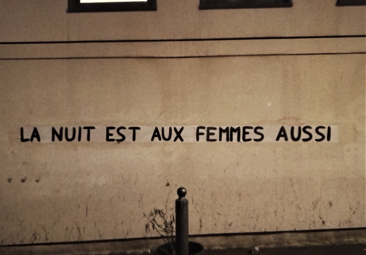 collages_ve's tweet photo. LA NUIT EST AUX FEMMES AUSSI.
Pour les femmes, la nuit est un lieu. Un lieu interdit et dangereux.
Nous voulons pouvoir aller marcher le long du Vieux-Port à 23h si ça nous chante, se poser sur les créneaux de Saint Jean sans se faire emmerder. Est-ce trop demander ?
#sexisme https://t.co/CdV2ODC8xV