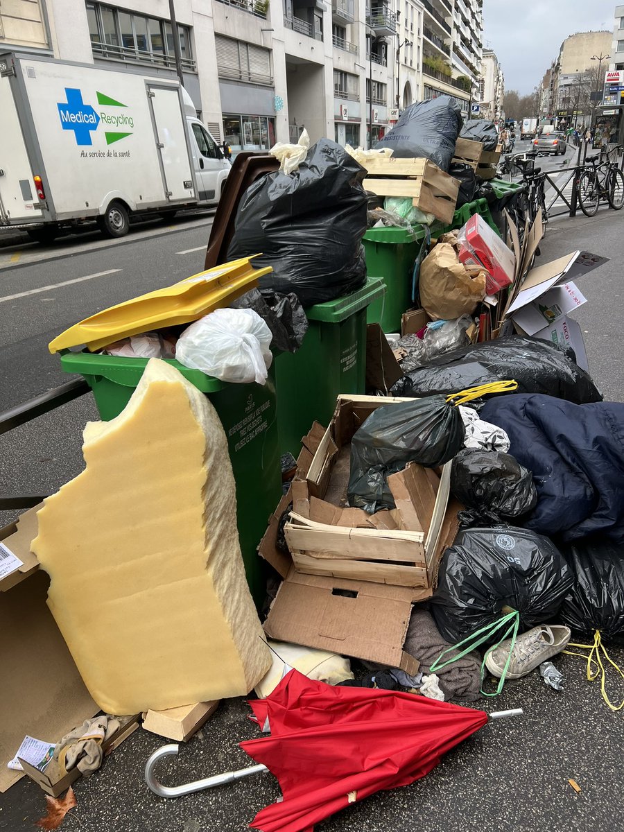 Cl_Chassaniol's tweet image. Chacun a le droit de s’opposer et de faire grève mais faire prendre des risques sanitaires à la population est inacceptable quand on est aux responsabilités.

Combien de milliers de tonnes de déchets attendez-vous ?

@Anne_Hidalgo doit réagir, elle en a les moyens.

#OuEstHidalgo