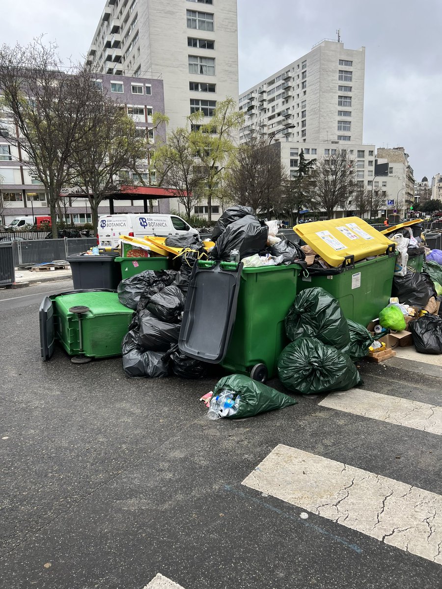 Cl_Chassaniol's tweet image. Chacun a le droit de s’opposer et de faire grève mais faire prendre des risques sanitaires à la population est inacceptable quand on est aux responsabilités.

Combien de milliers de tonnes de déchets attendez-vous ?

@Anne_Hidalgo doit réagir, elle en a les moyens.

#OuEstHidalgo