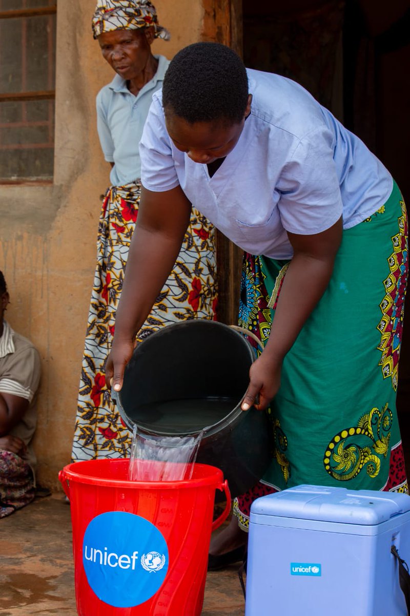 UNICEFMalawi's tweet photo. When you notice signs of #Cholera, don't panic, act swiftly. 
Drink 1 litre of safe water with ORS dissolved in it and rush to the nearest hospital. 
On the way, Keep giving the patient ORS. 
If a child or mother has cholera, try to get them to keep breastfeeding. https://t.co/mda9QBqVQi