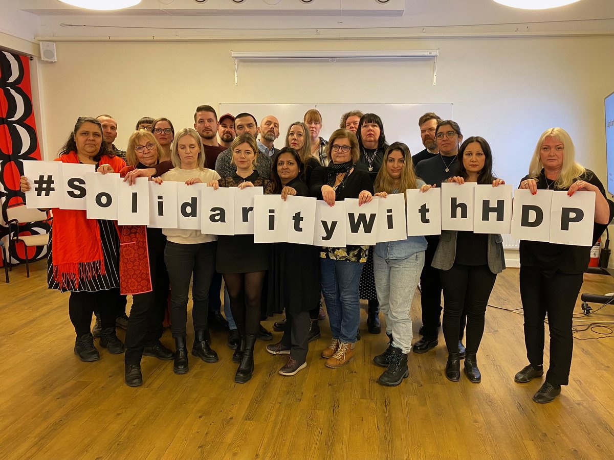 vansterpartiet's tweet photo. I Turkiet närmar sig rättegången mot det prokurdiska vänsterpartiet @HDPgenelmerkezi slutet. Erdogans regim vill förbjuda hela partiet. Idag har HDP bett omvärlden att visa sitt stöd. För Vänsterpartiet är det självklart. #SolidarityWithHDP #StopProsecutionOfHDP https://t.co/Zc6PT7ZyUd