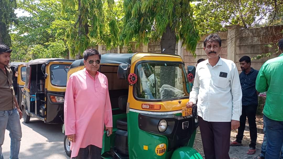 KBP_Smg's tweet photo. Flagged off 1000 Autos of Shivamogga City in support of the #CongressGuarantee to the people of Karnataka.
1. 200 units Free Power
2. ₹2000 for female head of every household &amp;
3. 10kg/person free rice to all BPL families. https://t.co/k5sv9eJTrk