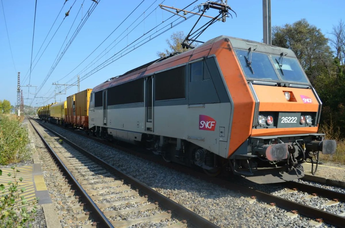 jordasso1's tweet photo. El tren amolador #speno ,pasando por la antigua estación de #nissan_les_enserunes #occitania, en dirección sur. Feliz semana! #FelizLunes #FelizSemana https://t.co/rxEgoymftR