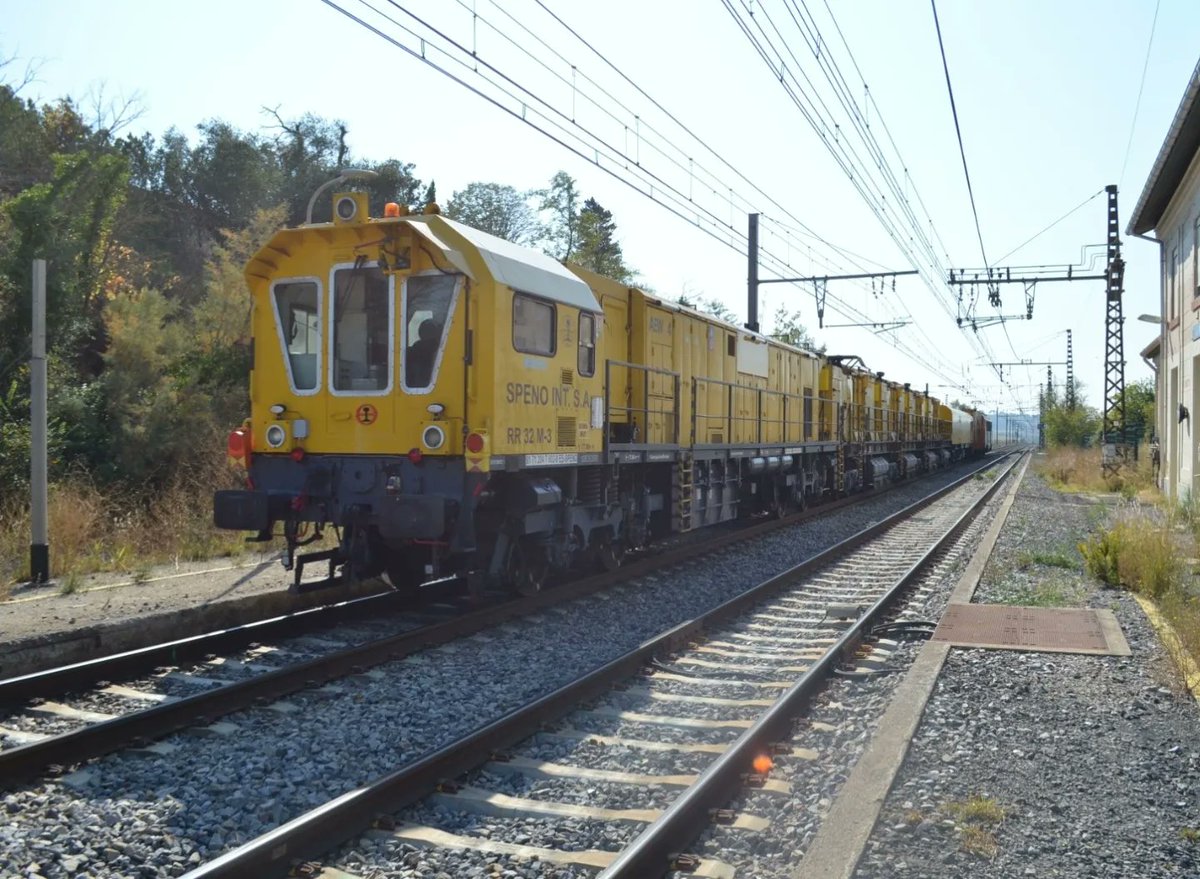 jordasso1's tweet photo. El tren amolador #speno ,pasando por la antigua estación de #nissan_les_enserunes #occitania, en dirección sur. Feliz semana! #FelizLunes #FelizSemana https://t.co/rxEgoymftR