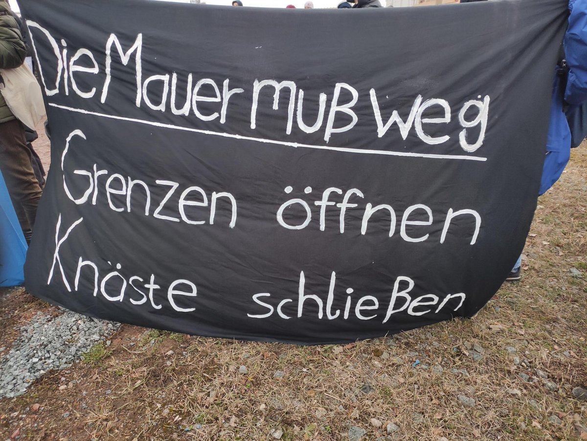 #Chemnitz: Bericht über die Kundgebung vom 4. März an der Frauen-JVA Chemnitz

criminalsforfreedom.noblogs.org/2023/03/berich…