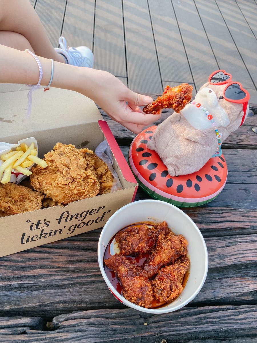 kaimooklovegot7's tweet photo. เปิดตี้ Korean Dunked Wingz Party กันที่ริมแม่น้ำกันไปเลยค่ะซิส บอกเลยว่าเข้ากันสุดๆ บรรยากาศดีๆ ที่มีโคเรียนดังก์ นากน้อย และยองแจแบบนี้ ได้ฟีลเกาหลีเกาใจปังปังค่ะซิส🍗🦦💚✨
#KFCดังก์รักให้เต็มด้อม #KCON2023THAILAND
@kfcth https://t.co/UfSNiBNMVx