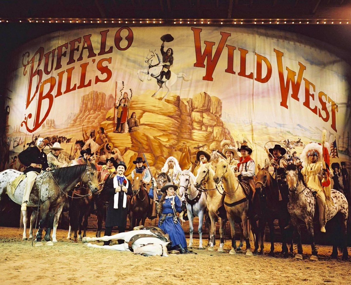 DLPRescueRanger's tweet photo. Il y a 3 ans jour pour jour a eu lieu la toute dernière représentation du Buffalo Bill's Wild West Show.
La pandémie a précipité la fin du show après presque 28 années d'existence, des milliers de spectacles et des millions de spectateurs. Il existait depuis l'ouverture du parc https://t.co/gOWd7CG1rd
