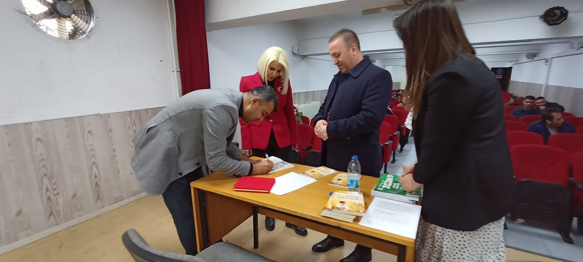 altindagmem's tweet photo. İlçe Millî Eğitim Müdürümüz Sn Hasan Yıldırım, Başkent Öğretmen Atölyeleri projesi kapsamında Yazar Mikail Okumuş tarafından ilçemiz öğretmenlerine yönelik "Etkili Materyallerle Din Öğretimi" konulu seminere katıldı. Kendilerine Şube Md. Sn Dilek Bahçivanlar eşlik etti
@MemAnkara https://t.co/PQzs1ew04K