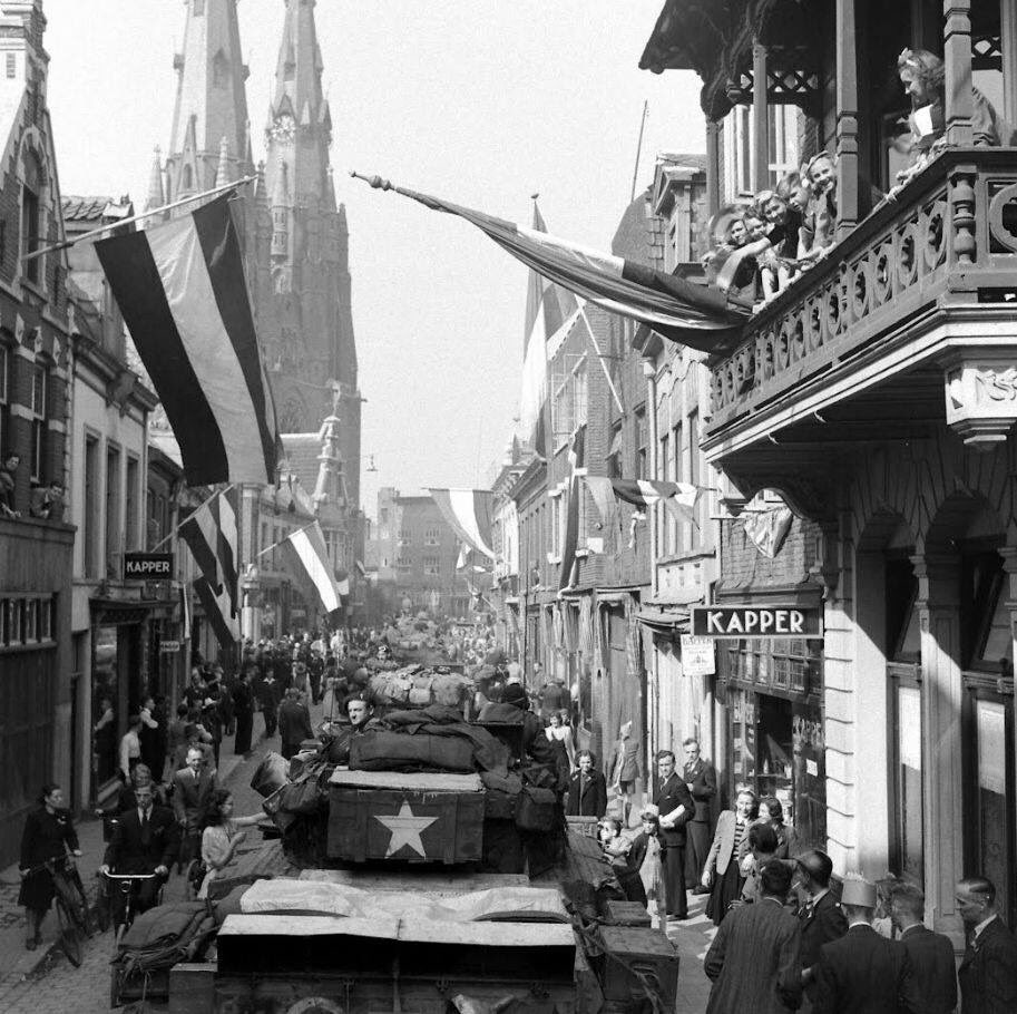 johnfernandez92's tweet photo. From the American liberation in 1945 to this day... 🇳🇱
#Eindhoven https://t.co/wAEoQWT3nd