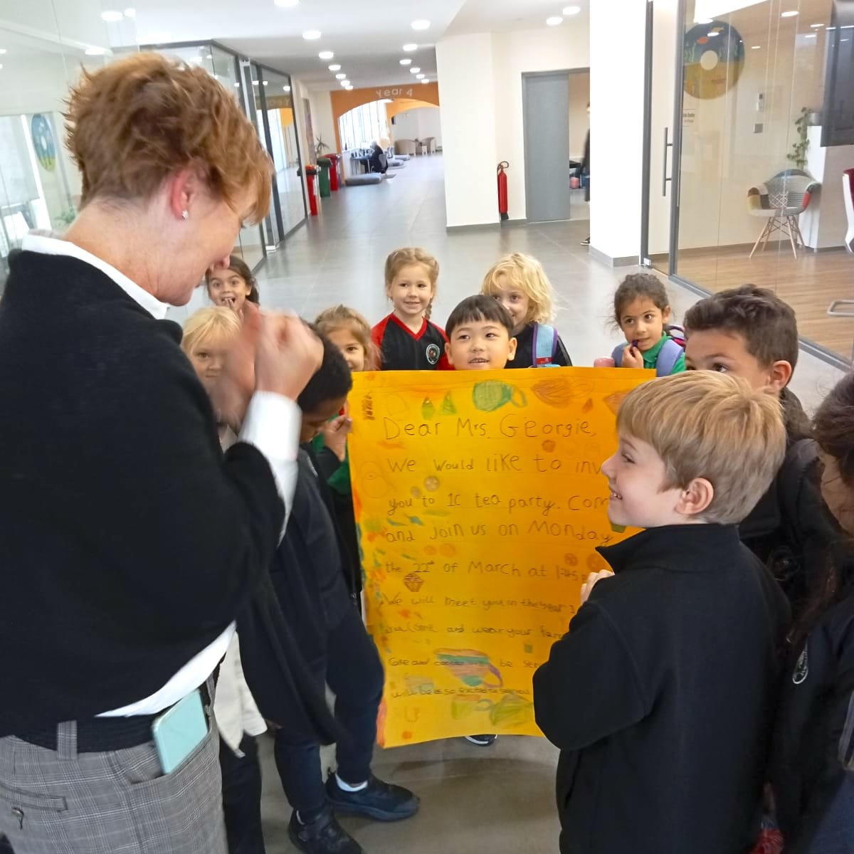 ICS_Amman's tweet photo. #Year1ICS students make a visit to the Primary Hub to invite #PrimaryICS Headteacher, Mrs. Schofield, to their tea party next week to celebrate all their hard work throughout the year. #IntegrityICS #CompassionICS https://t.co/wCcLqDjfVM