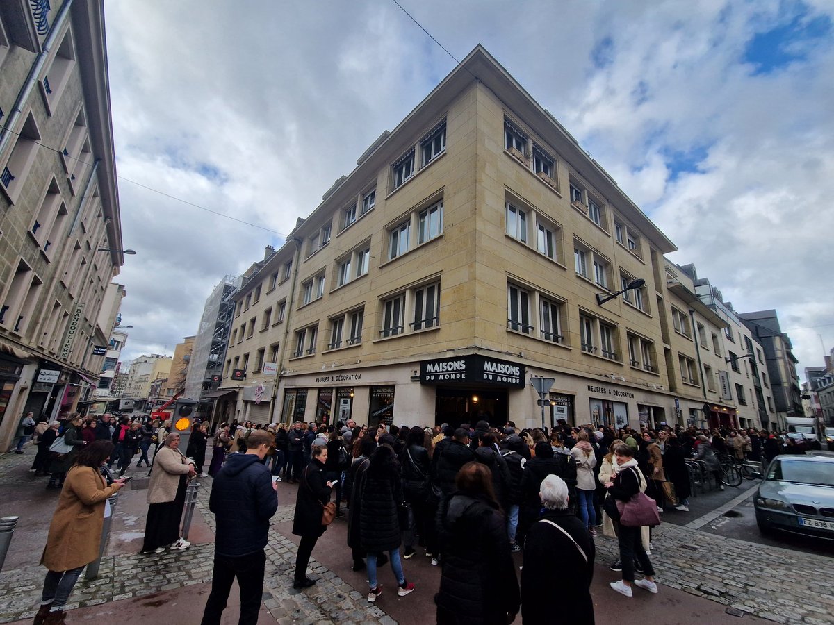 ChristopheHub's tweet photo. La foule pour le destockage de Maisons du monde à #Rouen @paris_normandie La file remonte des deux côtés du bâtiment https://t.co/W8KNRAyRBn